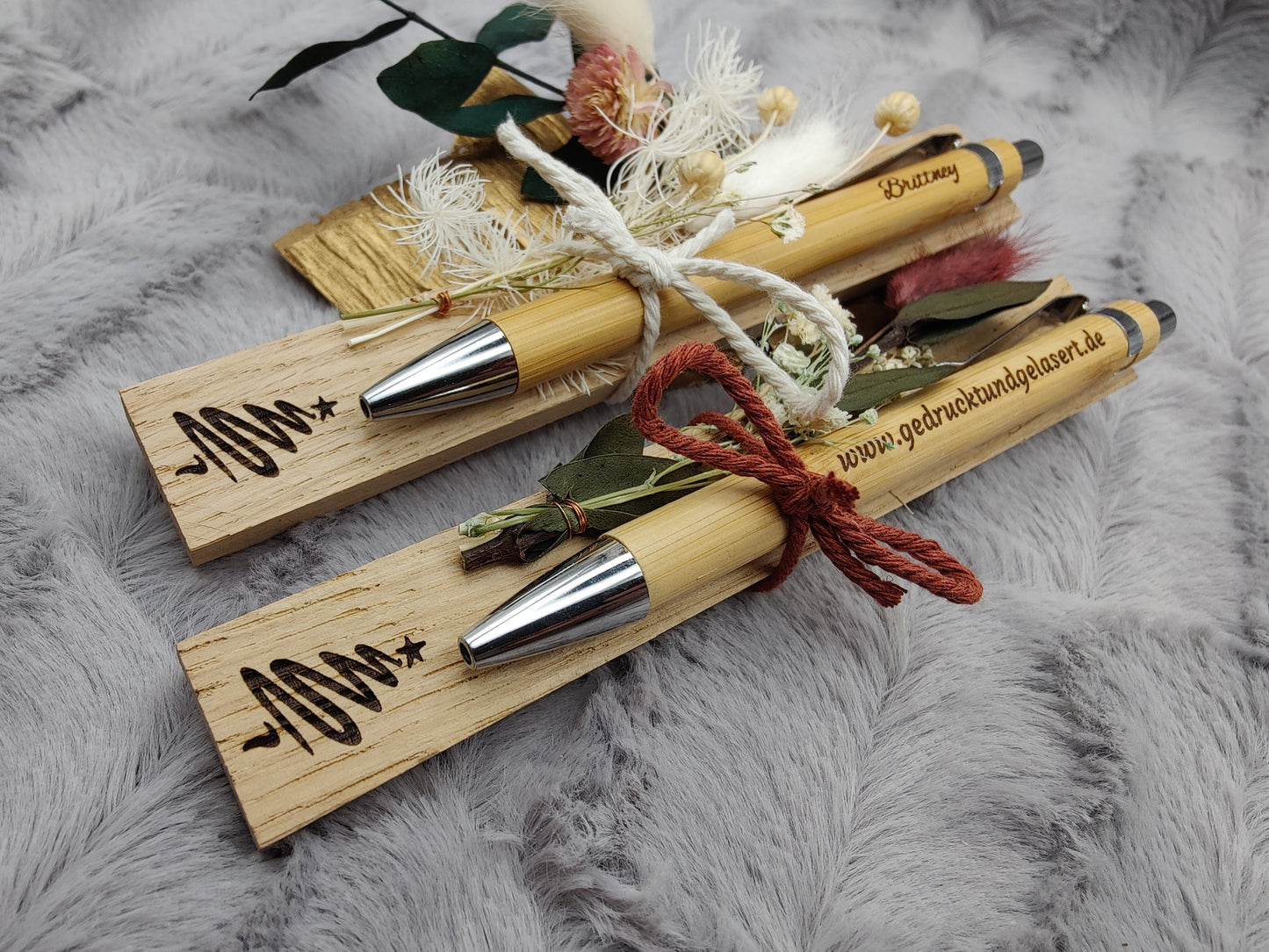 Kugelschreiber personalisiert Weihnachtsedition Geschenk mit Trockenblumen Deko Bambus Gravur schwarz Holz Geschenk Gift