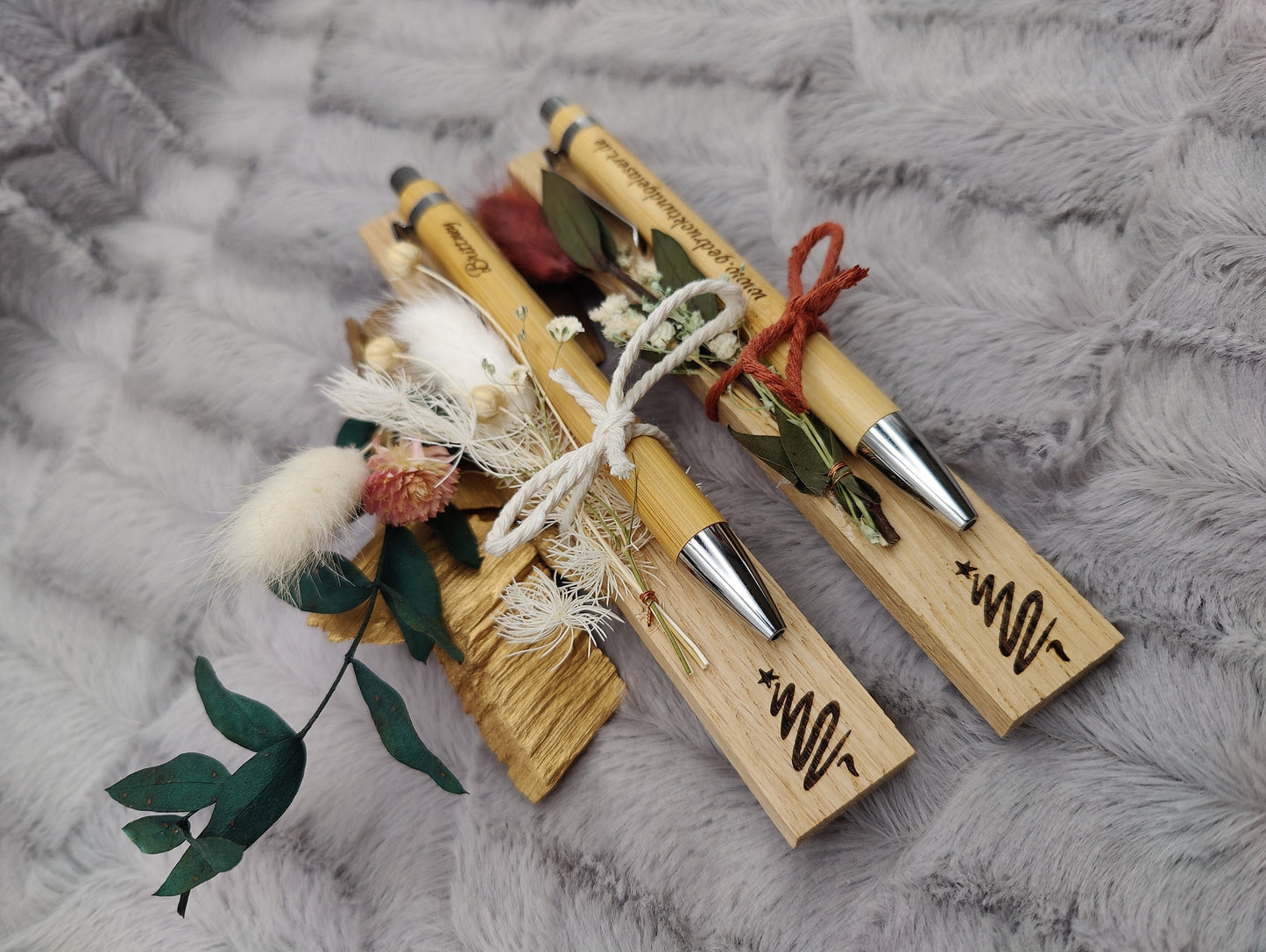 Kugelschreiber personalisiert Weihnachtsedition Geschenk mit Trockenblumen Deko Bambus Gravur schwarz Holz Geschenk Gift