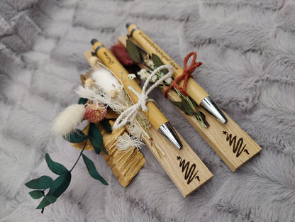 Kugelschreiber personalisiert Weihnachtsedition Geschenk mit Trockenblumen Deko Bambus Gravur schwarz Holz Geschenk Gift