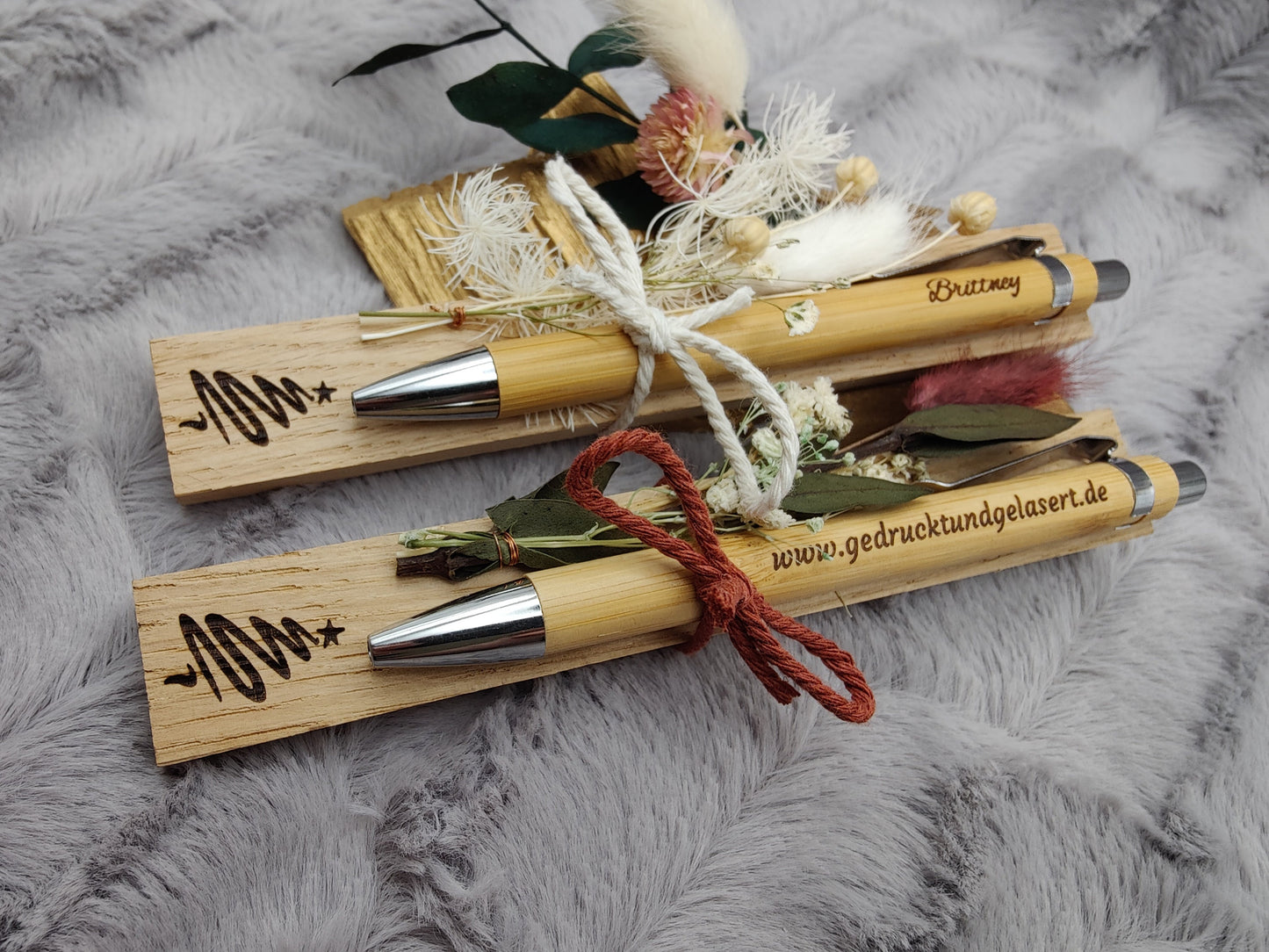 Kugelschreiber personalisiert Weihnachtsedition Geschenk mit Trockenblumen Deko Bambus Gravur schwarz Holz Geschenk Gift