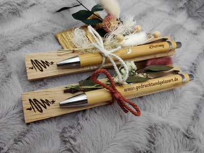Kugelschreiber personalisiert Weihnachtsedition Geschenk mit Trockenblumen Deko Bambus Gravur schwarz Holz Geschenk Gift