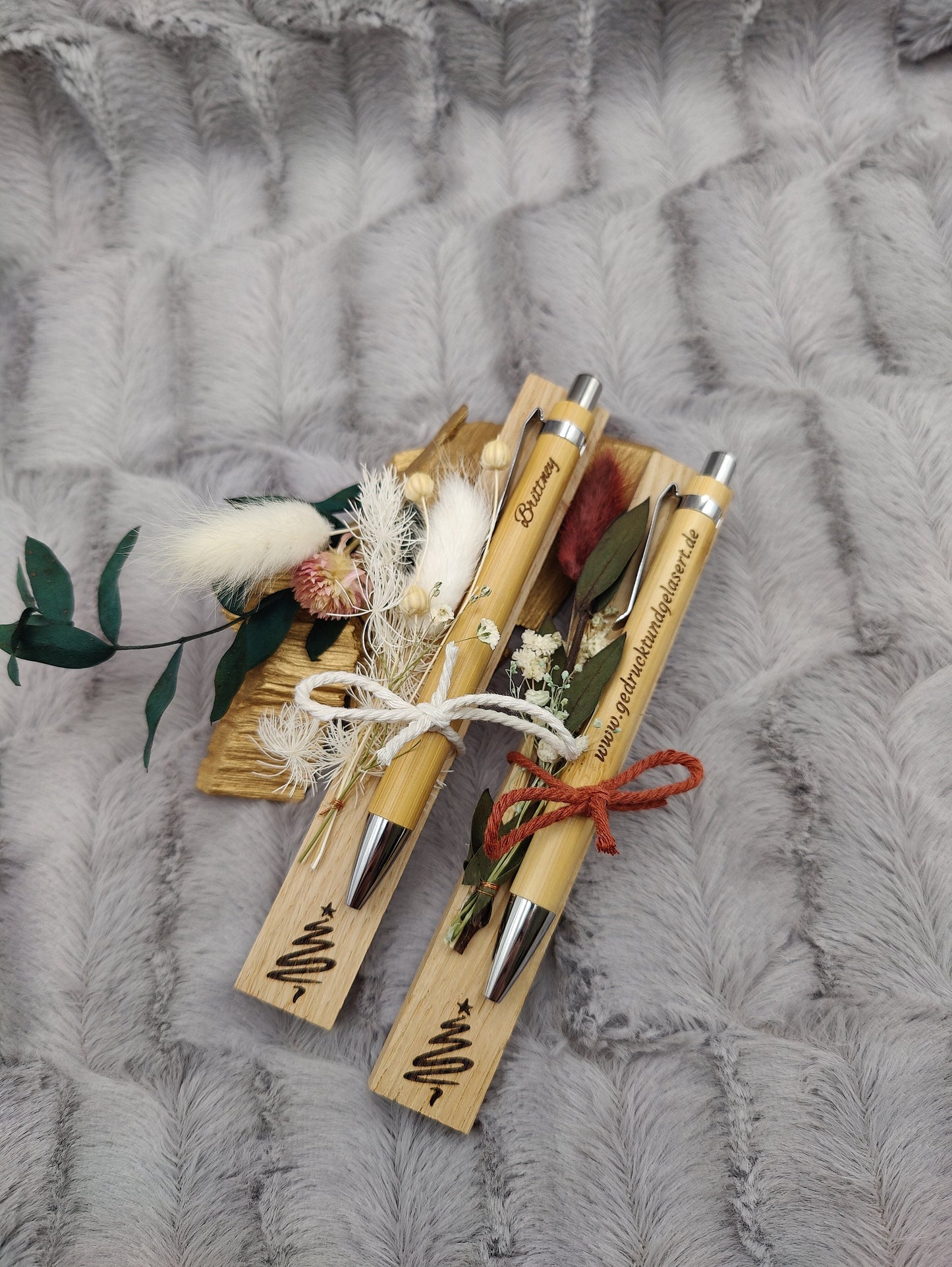 Kugelschreiber personalisiert Weihnachtsedition Geschenk mit Trockenblumen Deko Bambus Gravur schwarz Holz Geschenk Gift