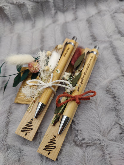 Kugelschreiber personalisiert Weihnachtsedition Geschenk mit Trockenblumen Deko Bambus Gravur schwarz Holz Geschenk Gift