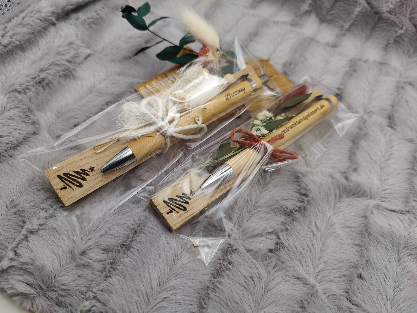 Kugelschreiber personalisiert Weihnachtsedition Geschenk mit Trockenblumen Deko Bambus Gravur schwarz Holz Geschenk Gift