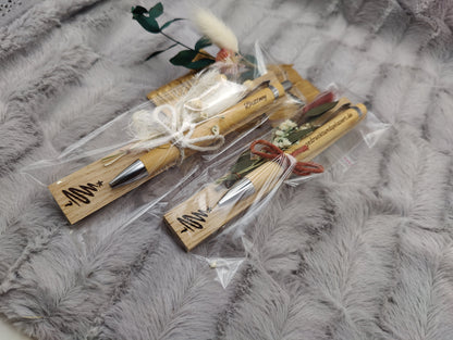 Kugelschreiber personalisiert Weihnachtsedition Geschenk mit Trockenblumen Deko Bambus Gravur schwarz Holz Geschenk Gift