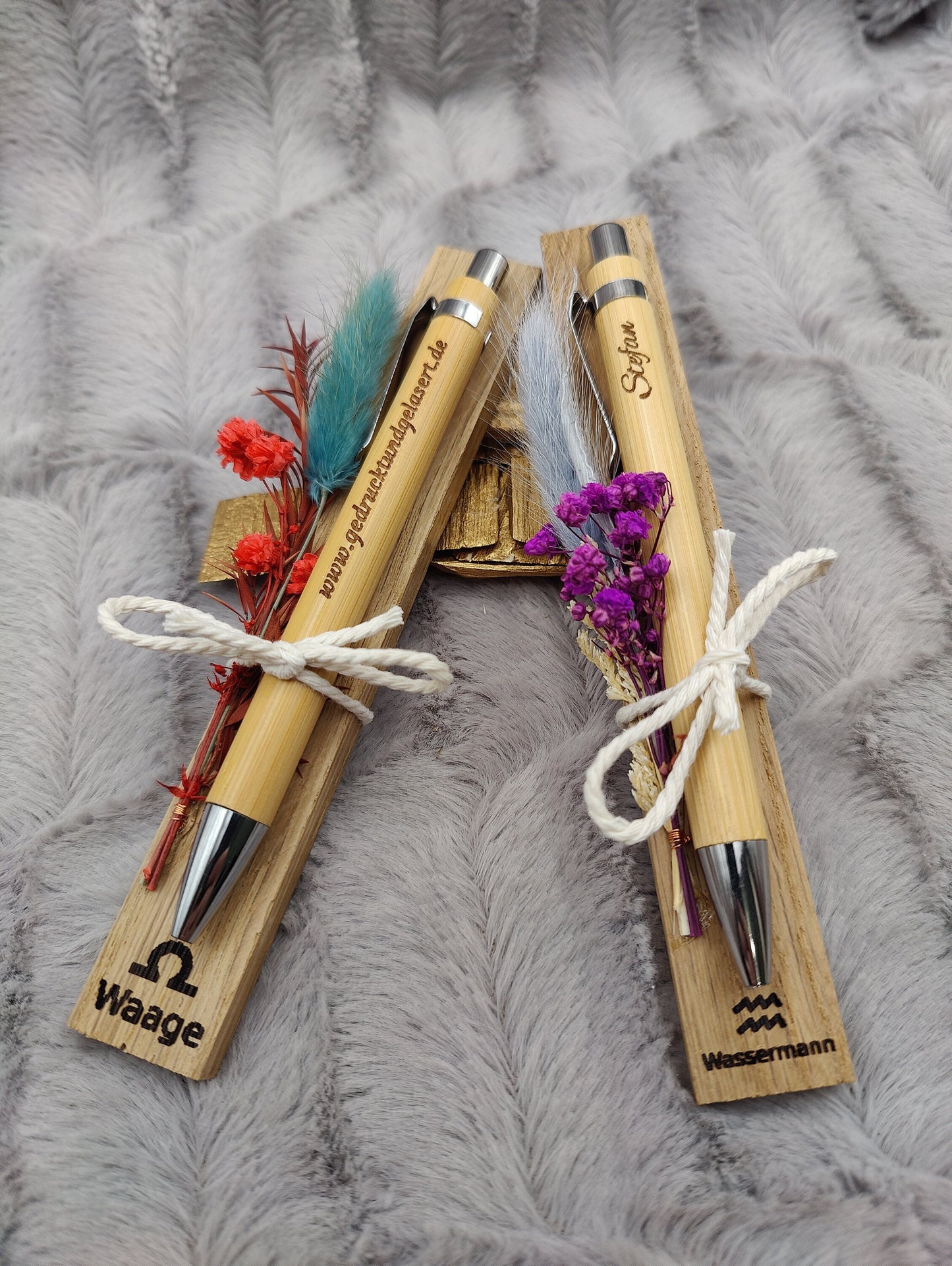 Kugelschreiber Sternzeichen personalisiert mit Trockenblumen und individueller Gravur schwarz Kuli Stift Holz Gastgeschenk Geschenk Gift