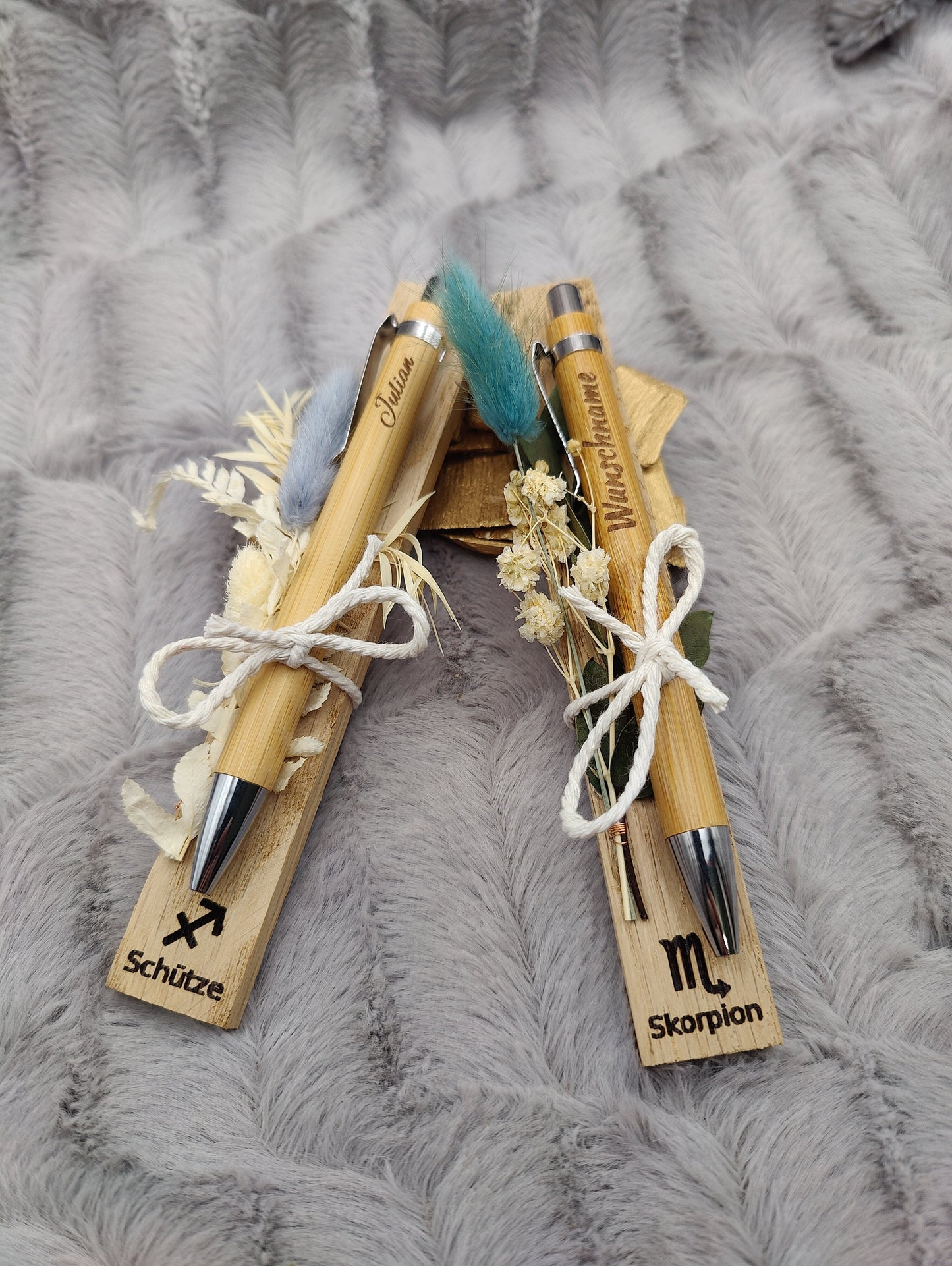 Kugelschreiber Sternzeichen personalisiert mit Trockenblumen und individueller Gravur schwarz Kuli Stift Holz Gastgeschenk Geschenk Gift