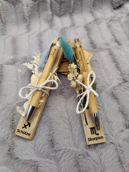 Kugelschreiber Sternzeichen personalisiert mit Trockenblumen und individueller Gravur schwarz Kuli Stift Holz Gastgeschenk Geschenk Gift