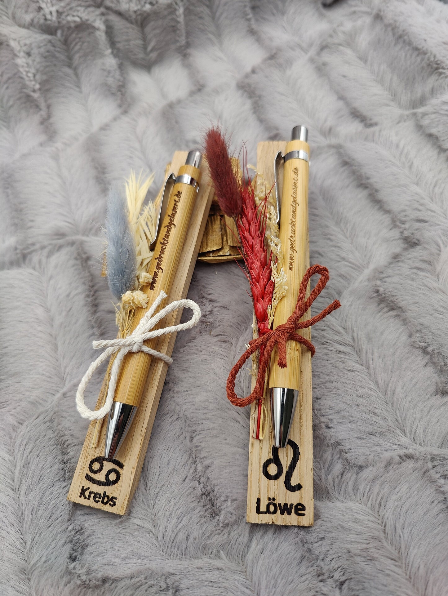 Kugelschreiber Sternzeichen personalisiert mit Trockenblumen und individueller Gravur schwarz Kuli Stift Holz Gastgeschenk Geschenk Gift