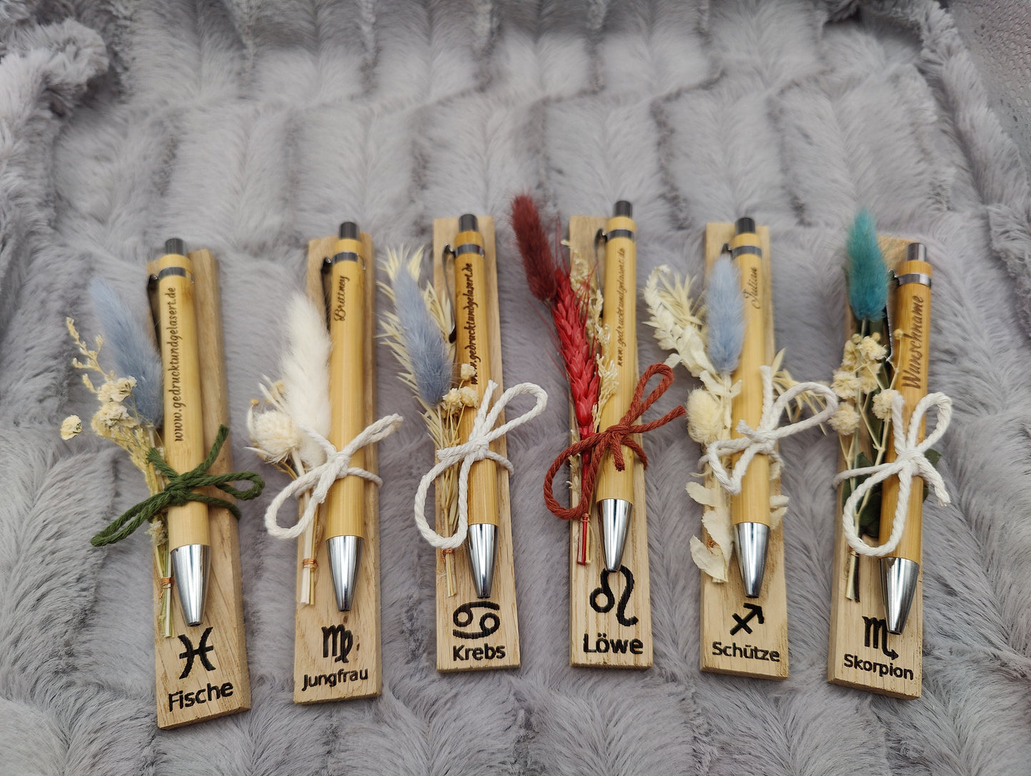 Kugelschreiber Sternzeichen personalisiert mit Trockenblumen und individueller Gravur schwarz Kuli Stift Holz Gastgeschenk Geschenk Gift