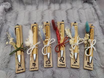 Kugelschreiber Sternzeichen personalisiert mit Trockenblumen und individueller Gravur schwarz Kuli Stift Holz Gastgeschenk Geschenk Gift