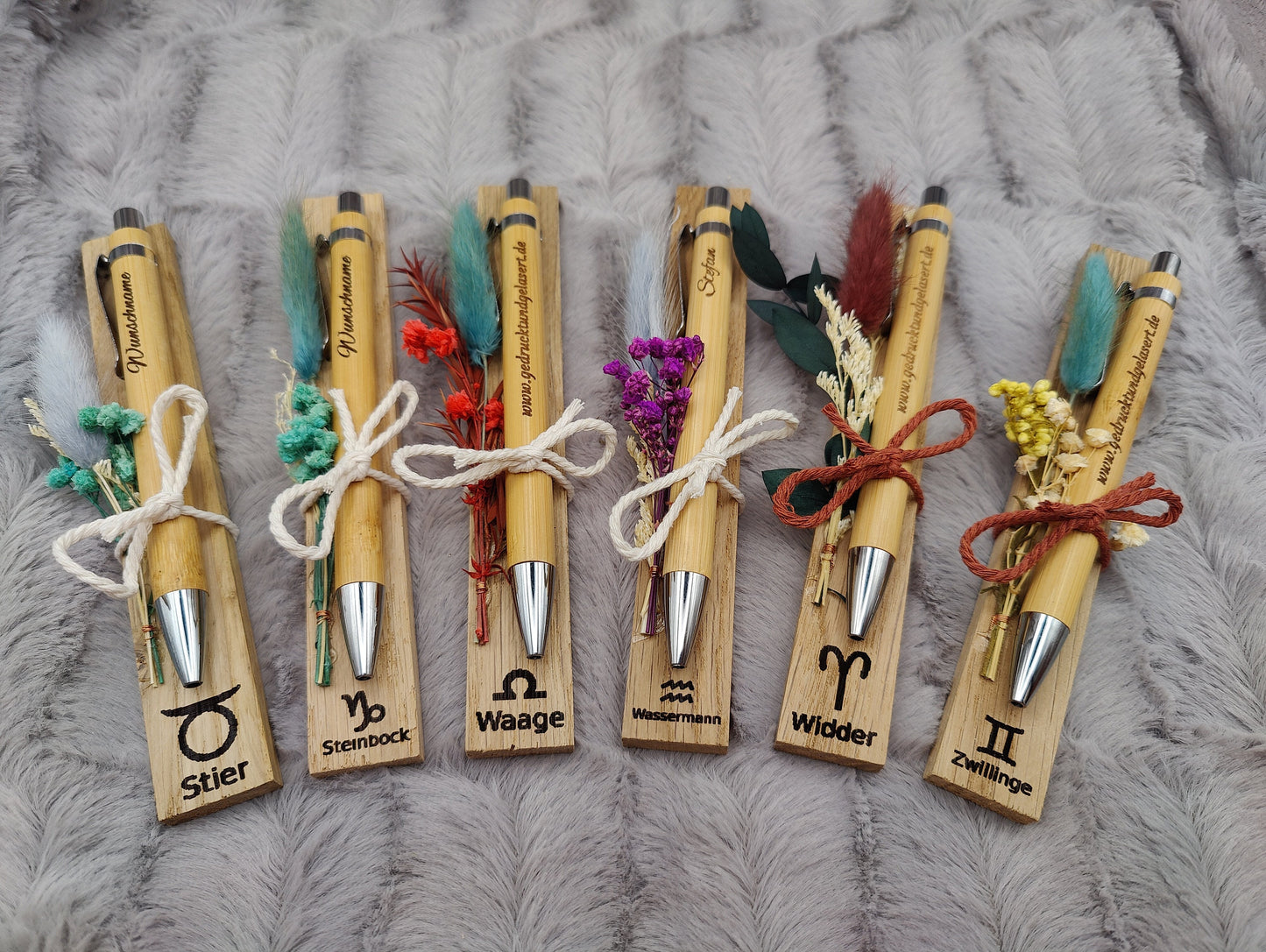Kugelschreiber Sternzeichen personalisiert mit Trockenblumen und individueller Gravur schwarz Kuli Stift Holz Gastgeschenk Geschenk Gift