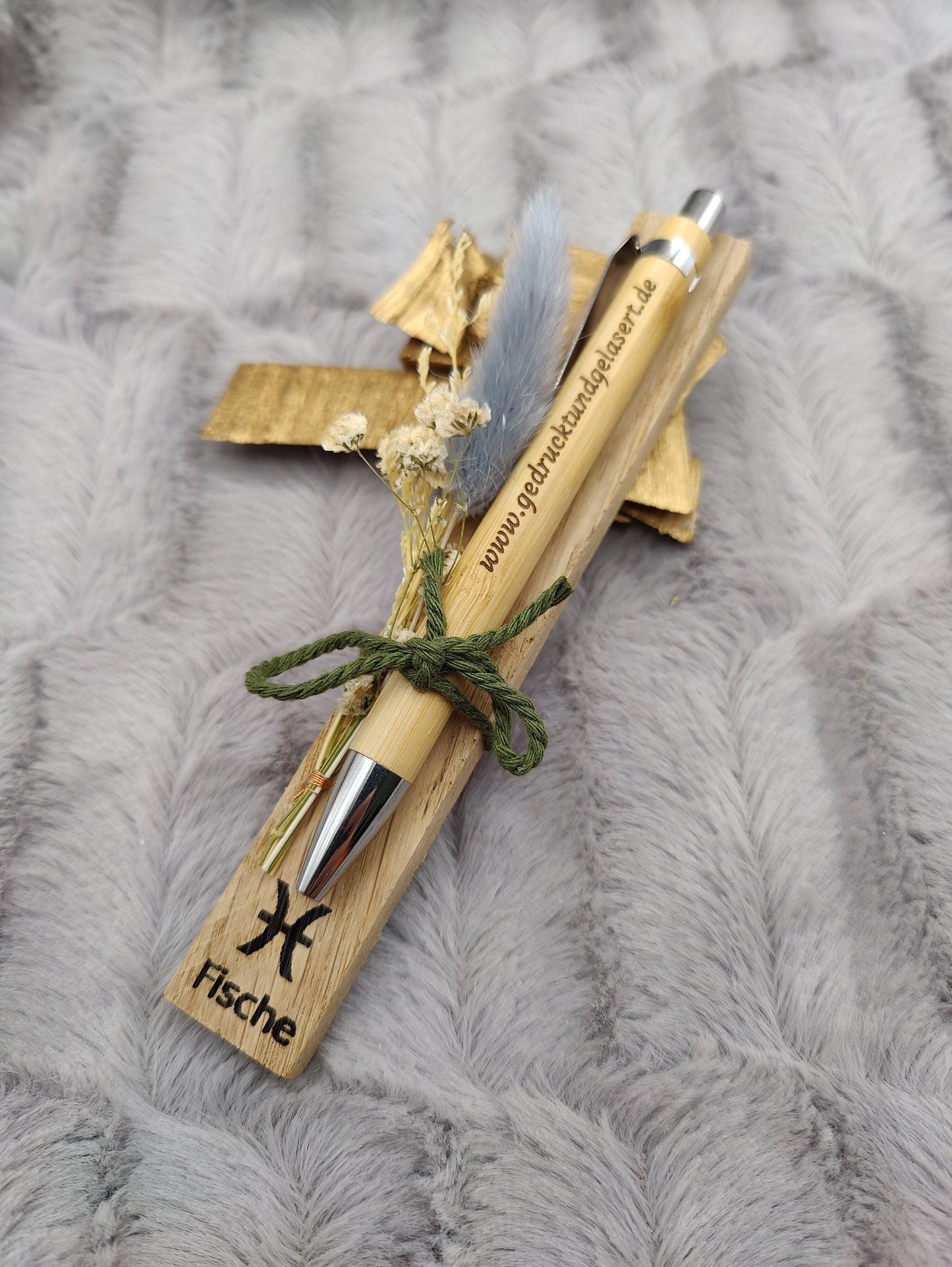 Kugelschreiber Sternzeichen personalisiert mit Trockenblumen und individueller Gravur schwarz Kuli Stift Holz Gastgeschenk Geschenk Gift