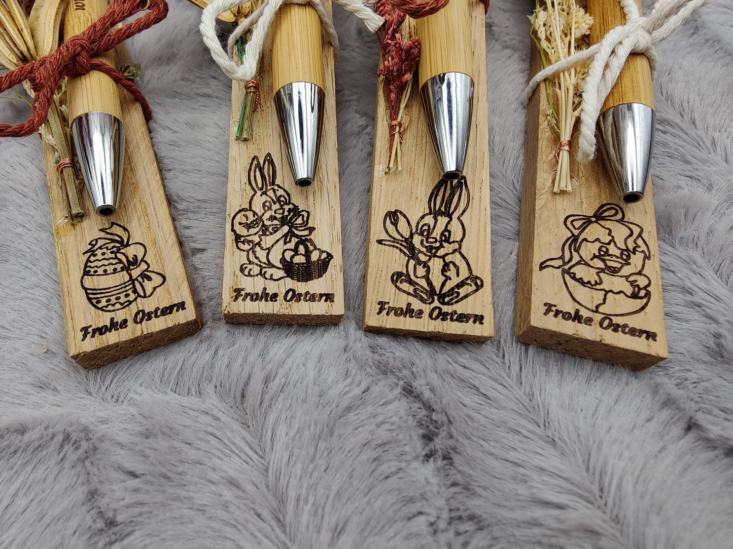 Kugelschreiber Frohe Ostern personalisiert mit Trockenblumen und Gravur schwarz