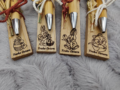 Kugelschreiber Frohe Ostern personalisiert mit Trockenblumen und Gravur schwarz