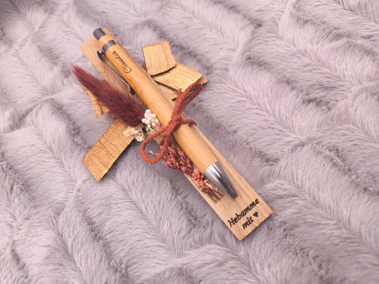 Hebamme Geschenk Kugelschreiber personalisiert aus Bambus mit Trockenblumen individueller Gravur