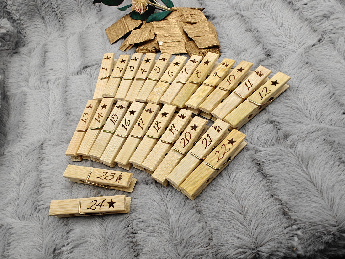 Adventskalender 24 Klammern klein mit Gravur Wäscheklammern Bambus Holz 6 x 1,3 cm  Geschenk