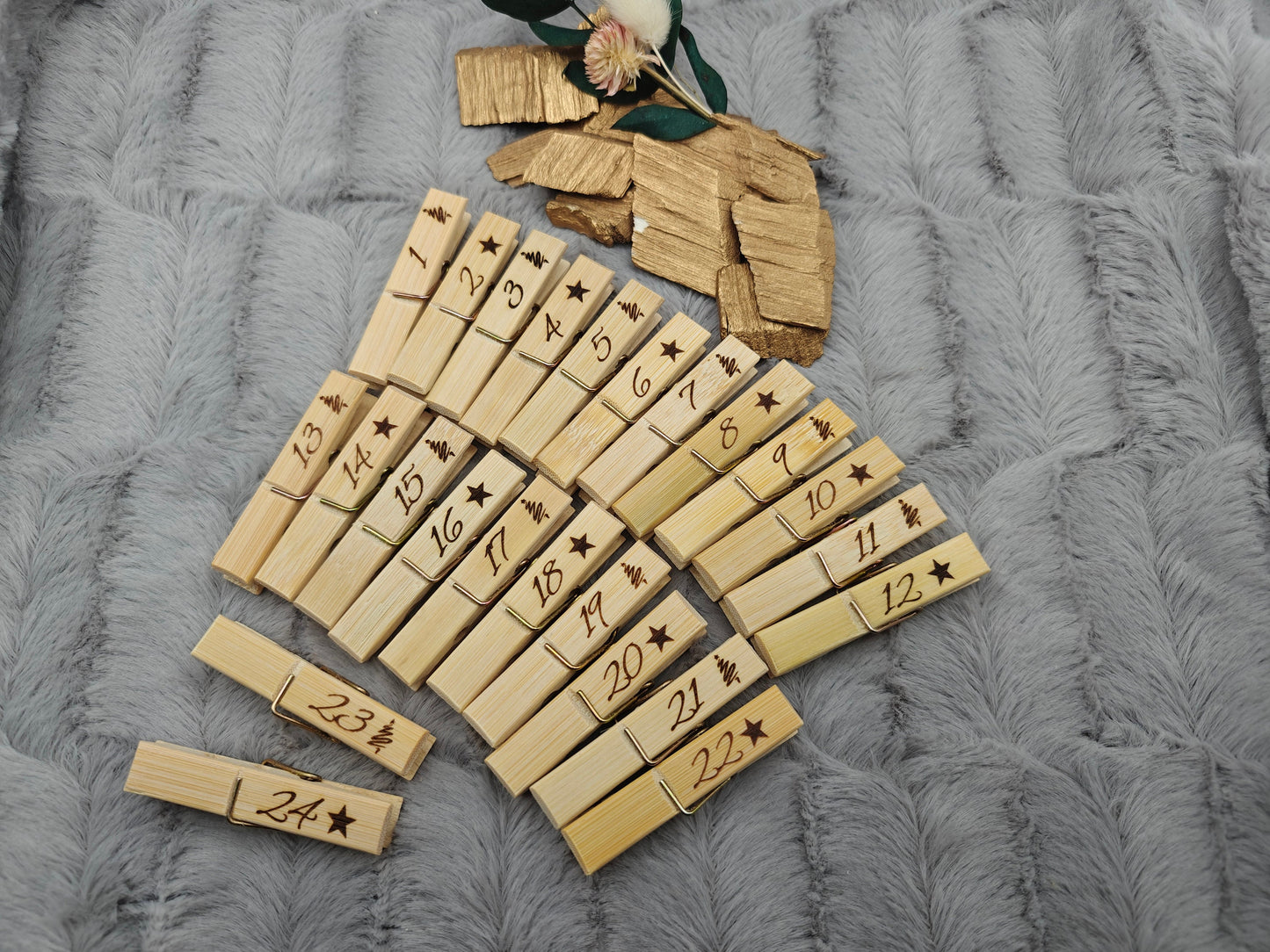 Adventskalender 24 Klammern klein mit Gravur Wäscheklammern Bambus Holz 6 x 1,3 cm  Geschenk