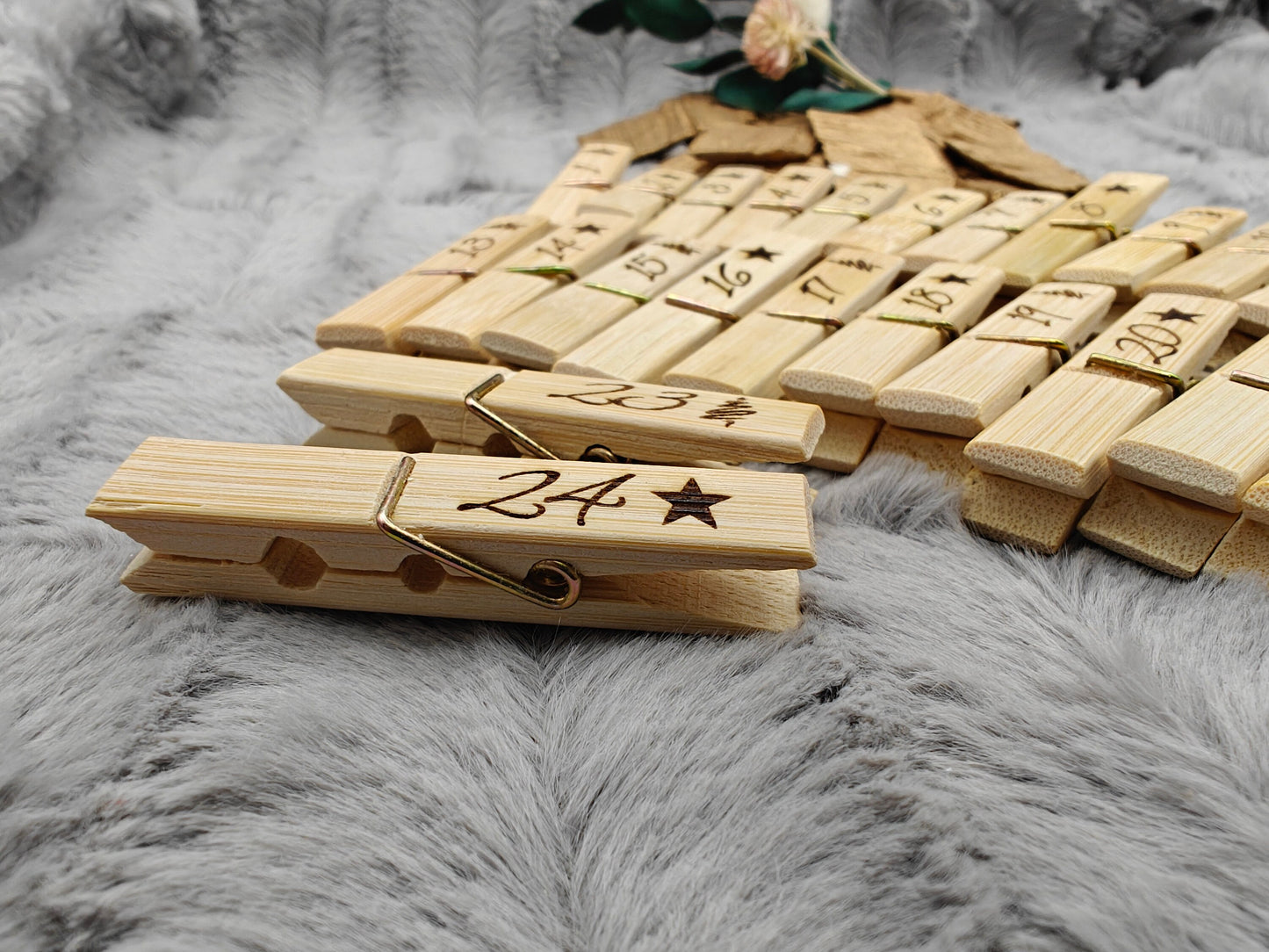 Adventskalender 24 Klammern klein mit Gravur Wäscheklammern Bambus Holz 6 x 1,3 cm  Geschenk