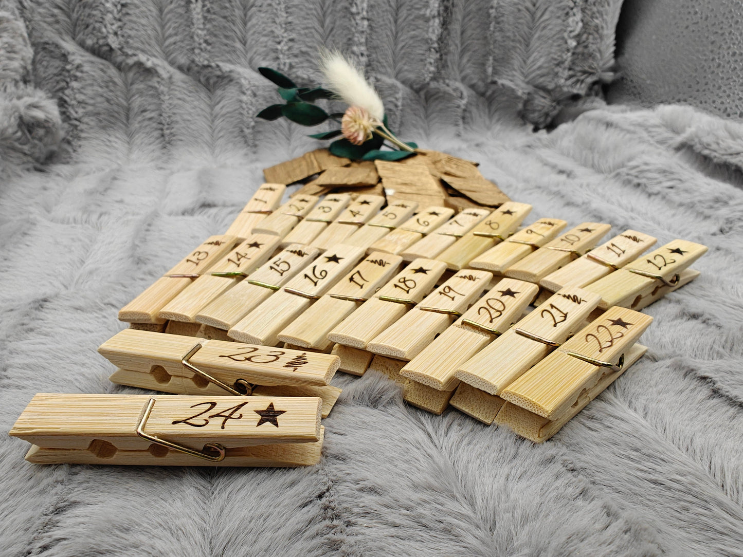 Adventskalender 24 Klammern klein mit Gravur Wäscheklammern Bambus Holz 6 x 1,3 cm  Geschenk