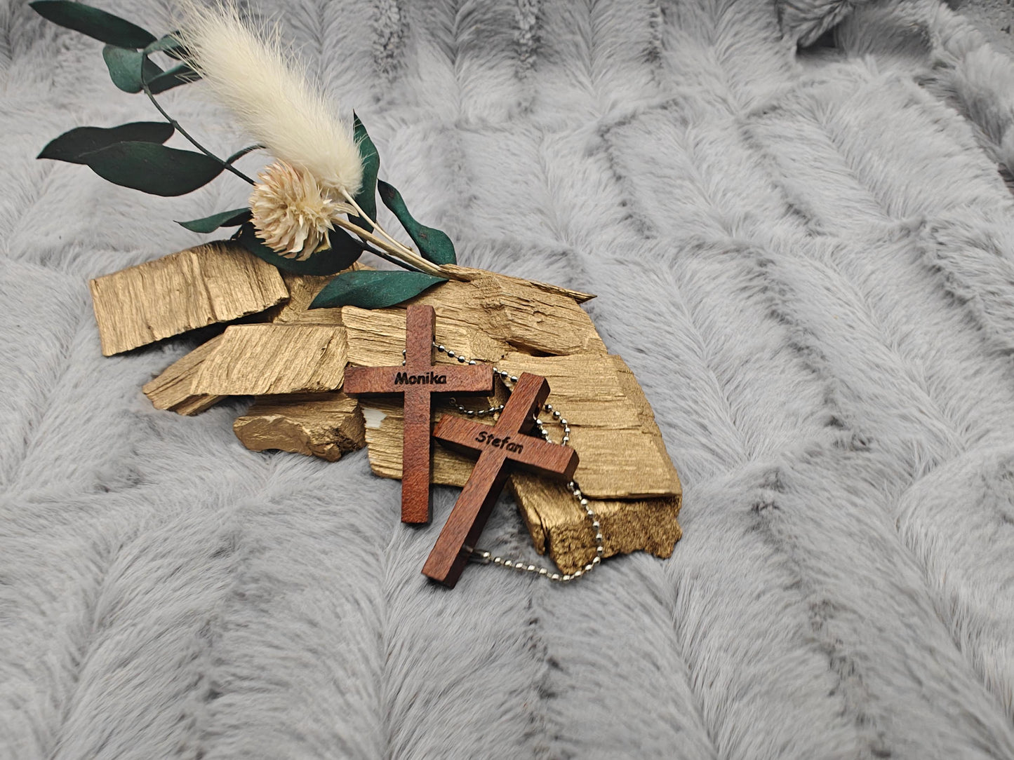Schlüsselanhänger Kreuz aus Holz mit Gravur und Kugelkette 41x28x5mm Geschenk Christlich Glaube Kirche
