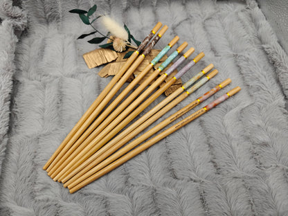 2 Chopsticks personalisiert Holz Essstäbchen 1 Paar 24 cm 5 verschiedene Muster Wunschgravur China Essen Sushi Geschenk