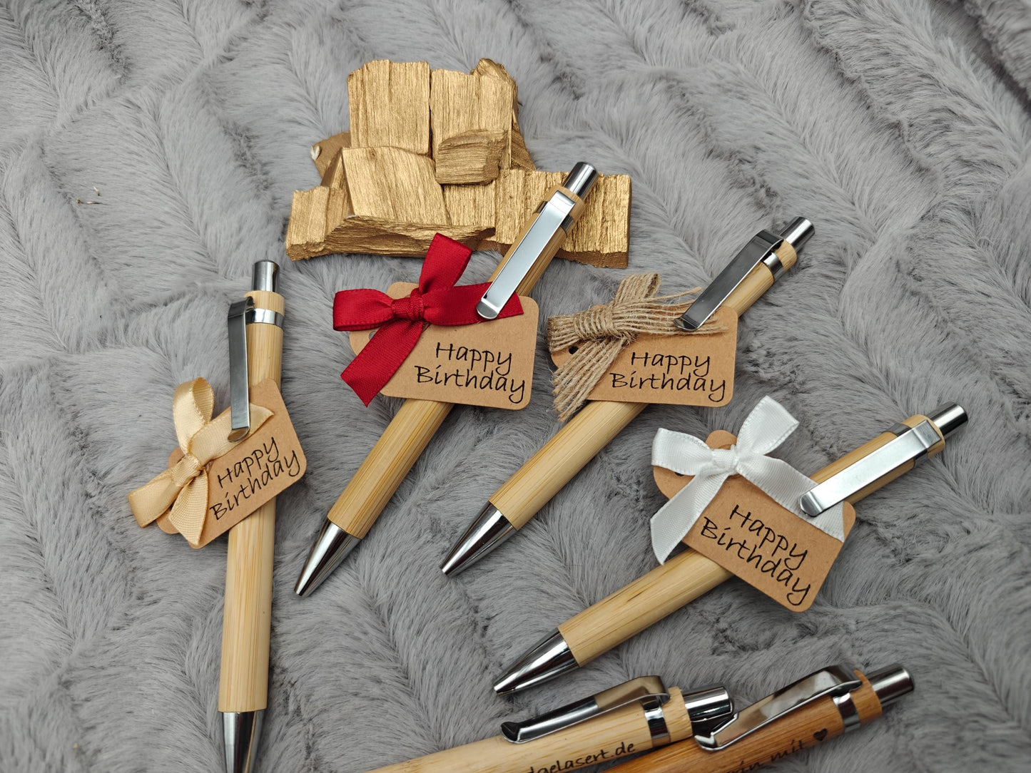 Kugelschreiber personalisiert aus Bambus mit Gravur Happy Birthday mit Schleife schwarz Kuli Stift Holz Gastgeschenk Geschenk Gift