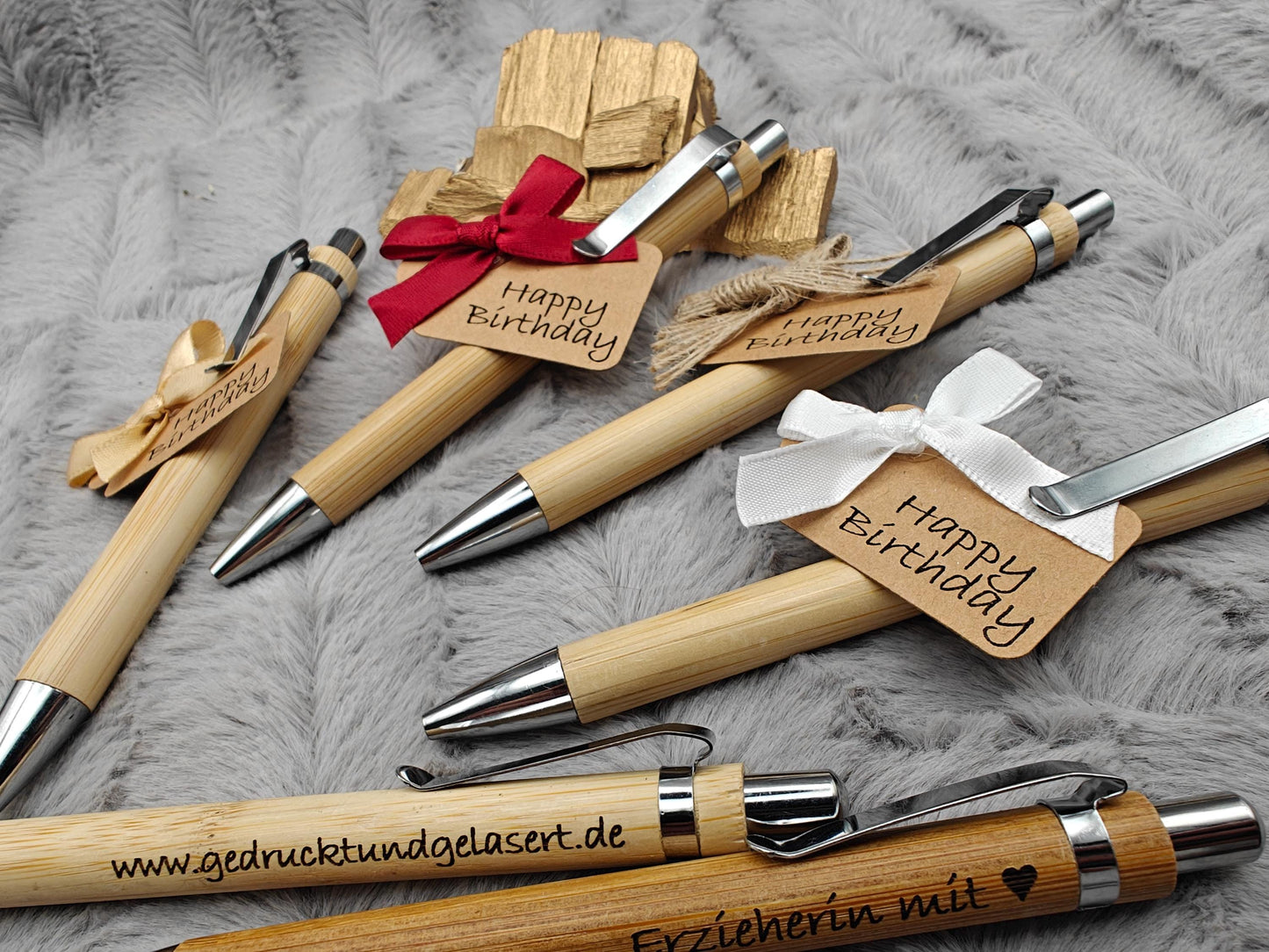 Kugelschreiber personalisiert aus Bambus mit Gravur Happy Birthday mit Schleife schwarz Kuli Stift Holz Gastgeschenk Geschenk Gift