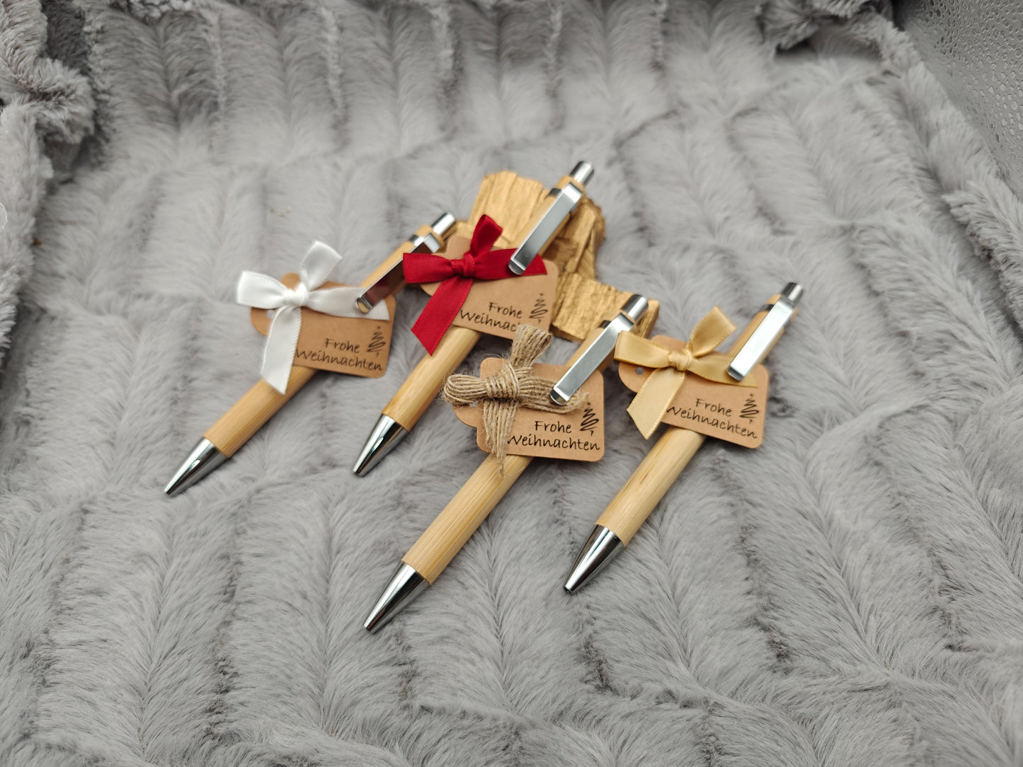 Kugelschreiber personalisiert aus Bambus mit Gravur Frohe Weihnachten mit Schleife schwarz Kuli Stift Holz Gastgeschenk Geschenk Gift