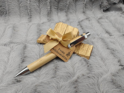 Kugelschreiber personalisiert aus Bambus mit Gravur Frohe Weihnachten mit Schleife schwarz Kuli Stift Holz Gastgeschenk Geschenk Gift