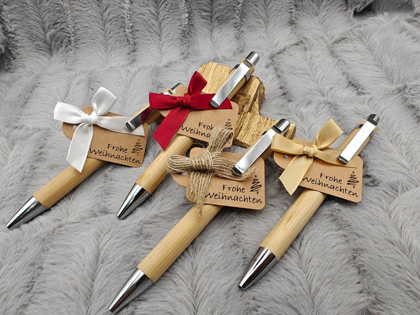 Kugelschreiber personalisiert aus Bambus mit Gravur Frohe Weihnachten mit Schleife schwarz Kuli Stift Holz Gastgeschenk Geschenk Gift