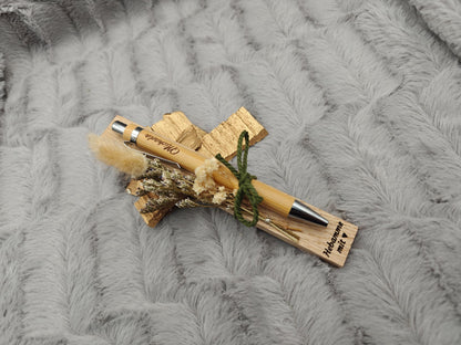 Hebamme Geschenk Kugelschreiber personalisiert aus Bambus mit Trockenblumen individueller Gravur
