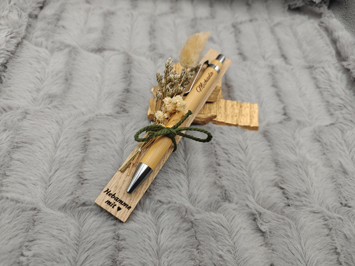 Hebamme Geschenk Kugelschreiber personalisiert aus Bambus mit Trockenblumen individueller Gravur