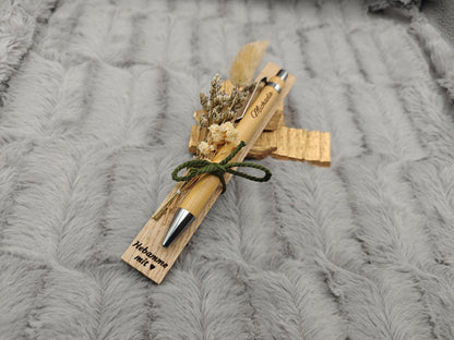 Hebamme Geschenk Kugelschreiber personalisiert aus Bambus mit Trockenblumen individueller Gravur
