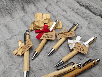 Kugelschreiber personalisiert aus Bambus mit Gravur Happy Birthday mit Schleife schwarz Kuli Stift Holz Gastgeschenk Geschenk Gift