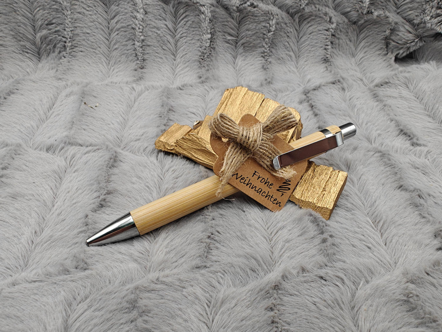 Kugelschreiber personalisiert aus Bambus mit Gravur Frohe Weihnachten mit Schleife schwarz Kuli Stift Holz Gastgeschenk Geschenk Gift