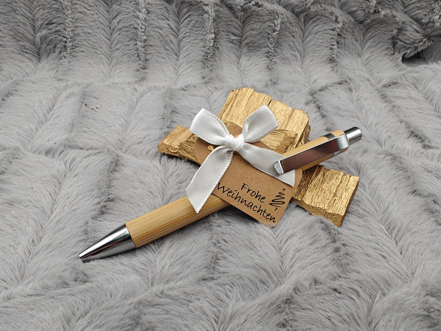 Kugelschreiber personalisiert aus Bambus mit Gravur Frohe Weihnachten mit Schleife schwarz Kuli Stift Holz Gastgeschenk Geschenk Gift