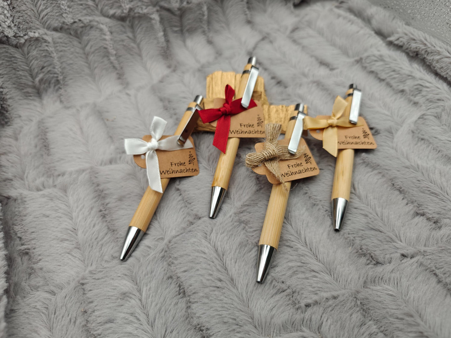 Kugelschreiber personalisiert aus Bambus mit Gravur Frohe Weihnachten mit Schleife schwarz Kuli Stift Holz Gastgeschenk Geschenk Gift