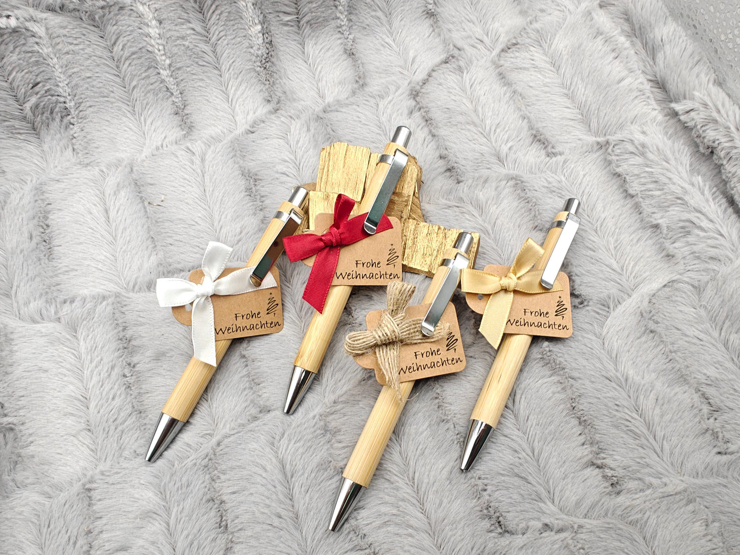 Kugelschreiber personalisiert aus Bambus mit Gravur Frohe Weihnachten mit Schleife schwarz Kuli Stift Holz Gastgeschenk Geschenk Gift