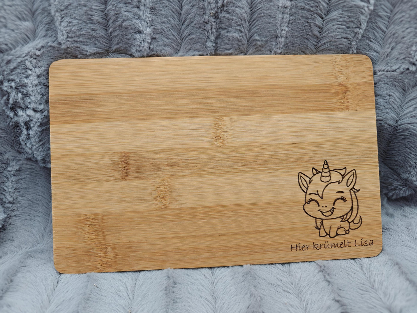 Schneidebrett personalisiert Bambus 22 x 14 x 0,7 cm mit Wunschgravur Vesperbrett Dino Einhorn Frühstücksbrett Geschenk