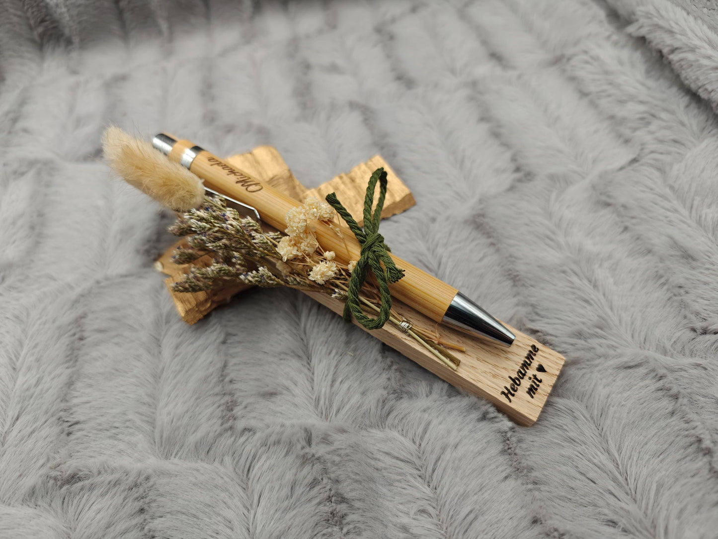 Hebamme Geschenk Kugelschreiber personalisiert aus Bambus mit Trockenblumen individueller Gravur