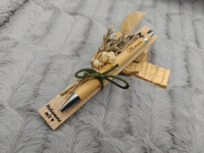 Hebamme Geschenk Kugelschreiber personalisiert aus Bambus mit Trockenblumen individueller Gravur