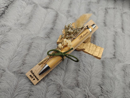 Hebamme Geschenk Kugelschreiber personalisiert aus Bambus mit Trockenblumen individueller Gravur