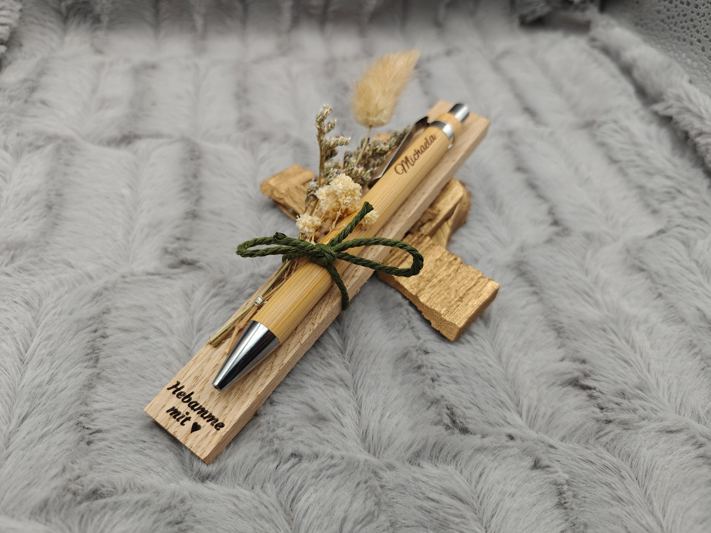 Hebamme Geschenk Kugelschreiber personalisiert aus Bambus mit Trockenblumen individueller Gravur