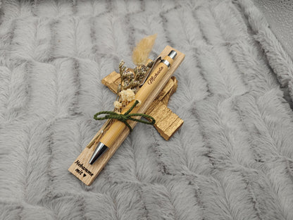 Hebamme Geschenk Kugelschreiber personalisiert aus Bambus mit Trockenblumen individueller Gravur