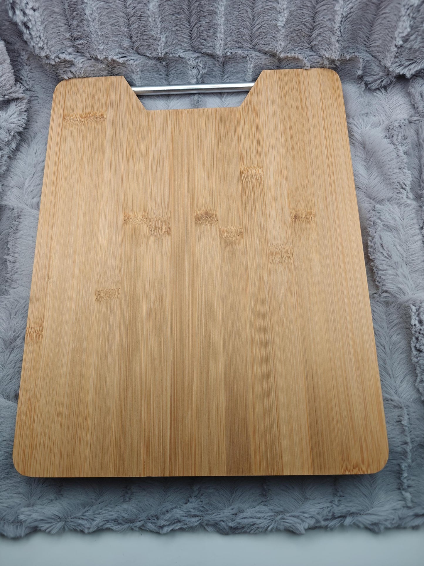 Schneidebrett rechteckig Bambus 32.5x25 cm mit Griff und Wunschgravur Vesperbrett Schneidbrett Brett Brettchen Geschenk
