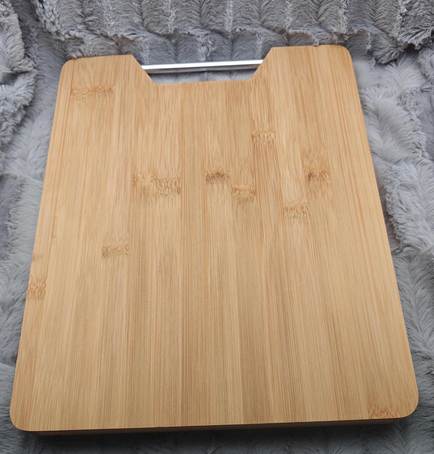 Schneidebrett rechteckig Bambus 32.5x25 cm mit Griff und Wunschgravur Vesperbrett Schneidbrett Brett Brettchen Geschenk