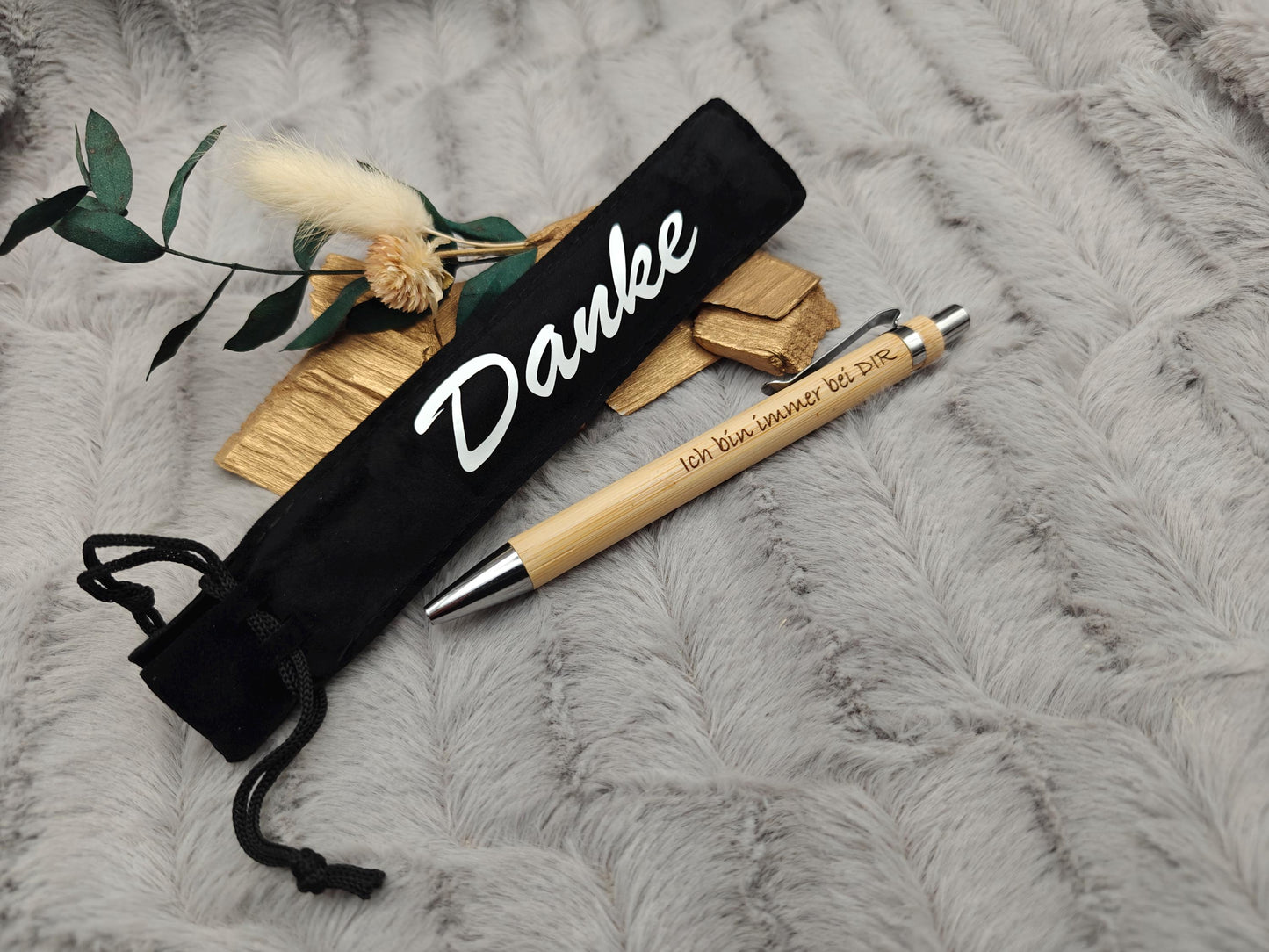 Kugelschreiber personalisiert aus Bambus mit Gravur und Samtetui mit Kordel mit Danke schwarz Kuli Stift Holz Gastgeschenk Geschenk Gift
