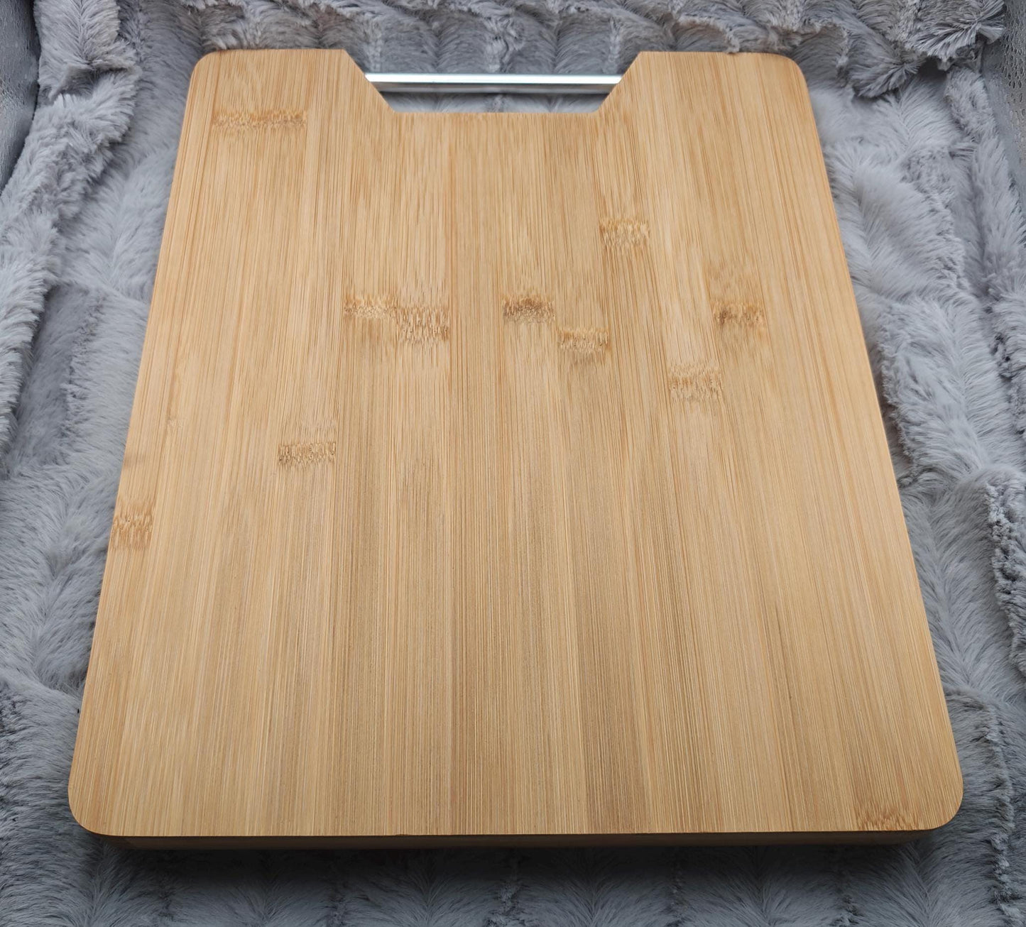 Schneidebrett rechteckig Bambus 32.5x25 cm mit Griff und Wunschgravur Vesperbrett Schneidbrett Brett Brettchen Geschenk