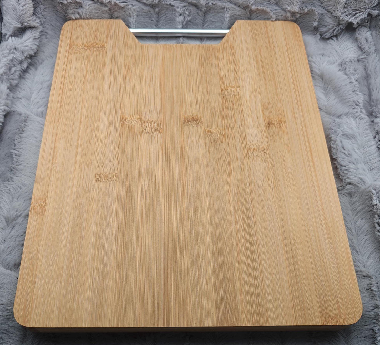 Schneidebrett rechteckig Bambus 32.5x25 cm mit Griff und Wunschgravur Vesperbrett Schneidbrett Brett Brettchen Geschenk